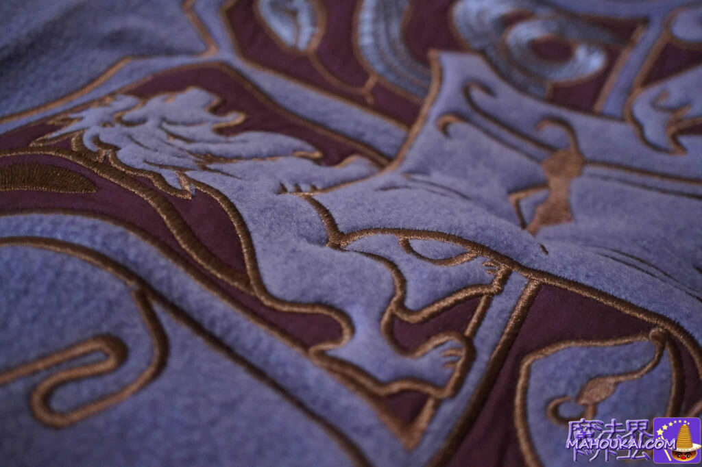 The Hogwarts crest is beautiful! Product name: HARRY POTTER SNUGGLE SAC, Studio Tour London Limited Edition