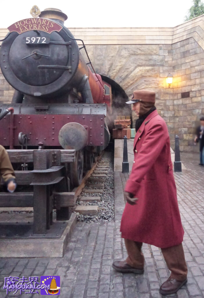 【写真撮影スポット】ホグワーツ特急の車掌さんとの記念撮影は早い者勝ち！？USJ ホグズミード村 「ハリー・ポッター エリア」