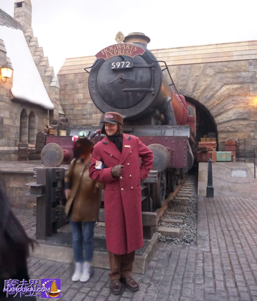 【写真撮影スポット】ホグワーツ特急の車掌さんとの記念撮影は早い者勝ち！？USJ ホグズミード村 「ハリー・ポッター エリア」