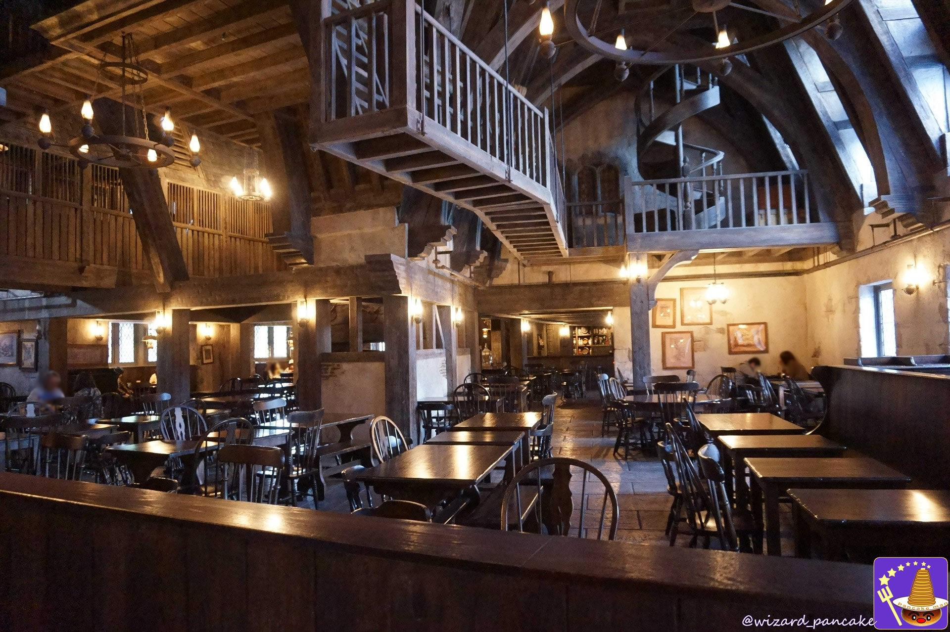 Three Broomsticks Restaurant Pictures of the interior of the Three Broomsticks restaurant (USJ Harry Potter area).