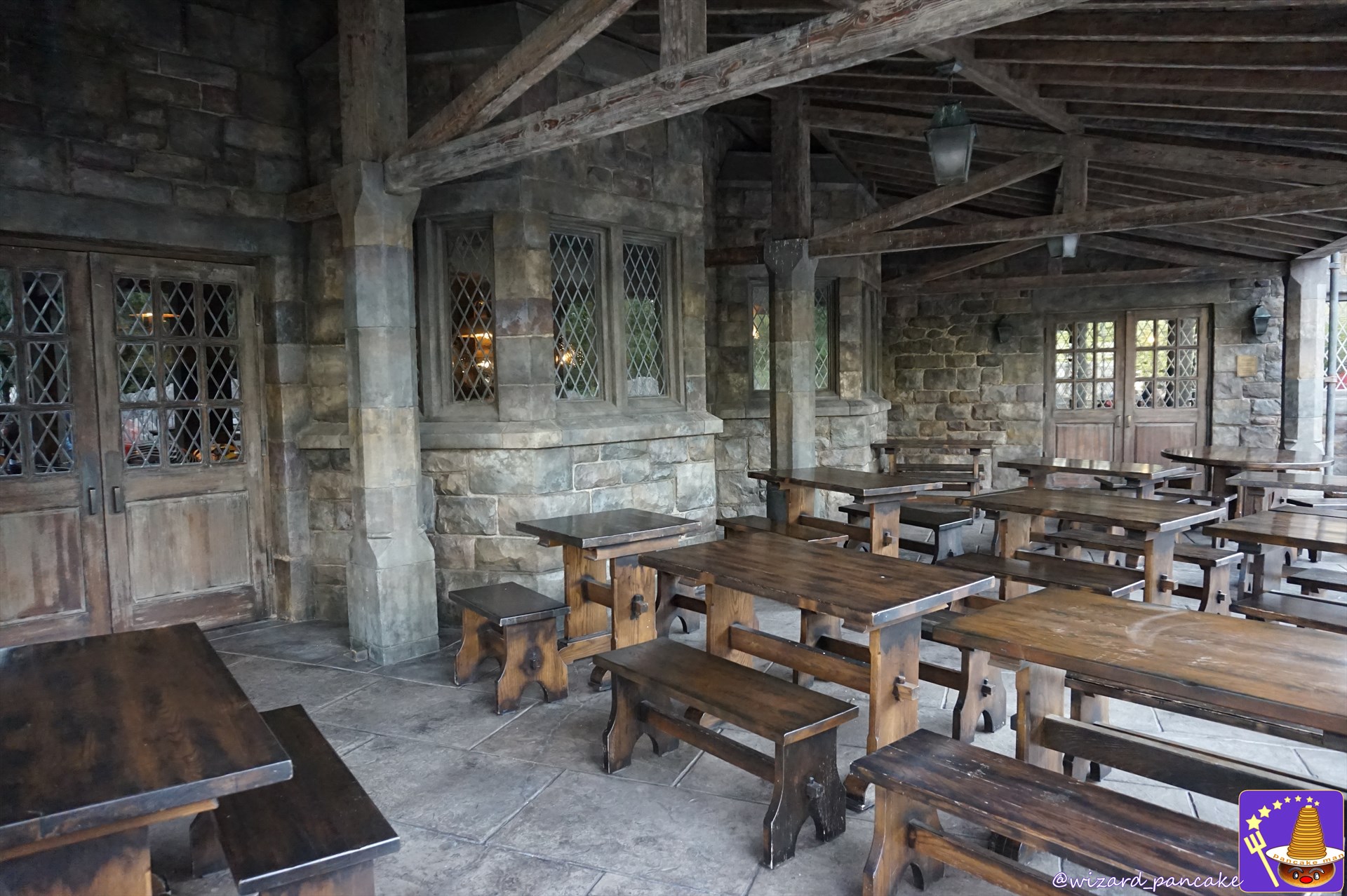 The tables and chairs on the Three Broomsticks terrace look like Hogwarts Great Hall (you can feel like Harry and his friends).