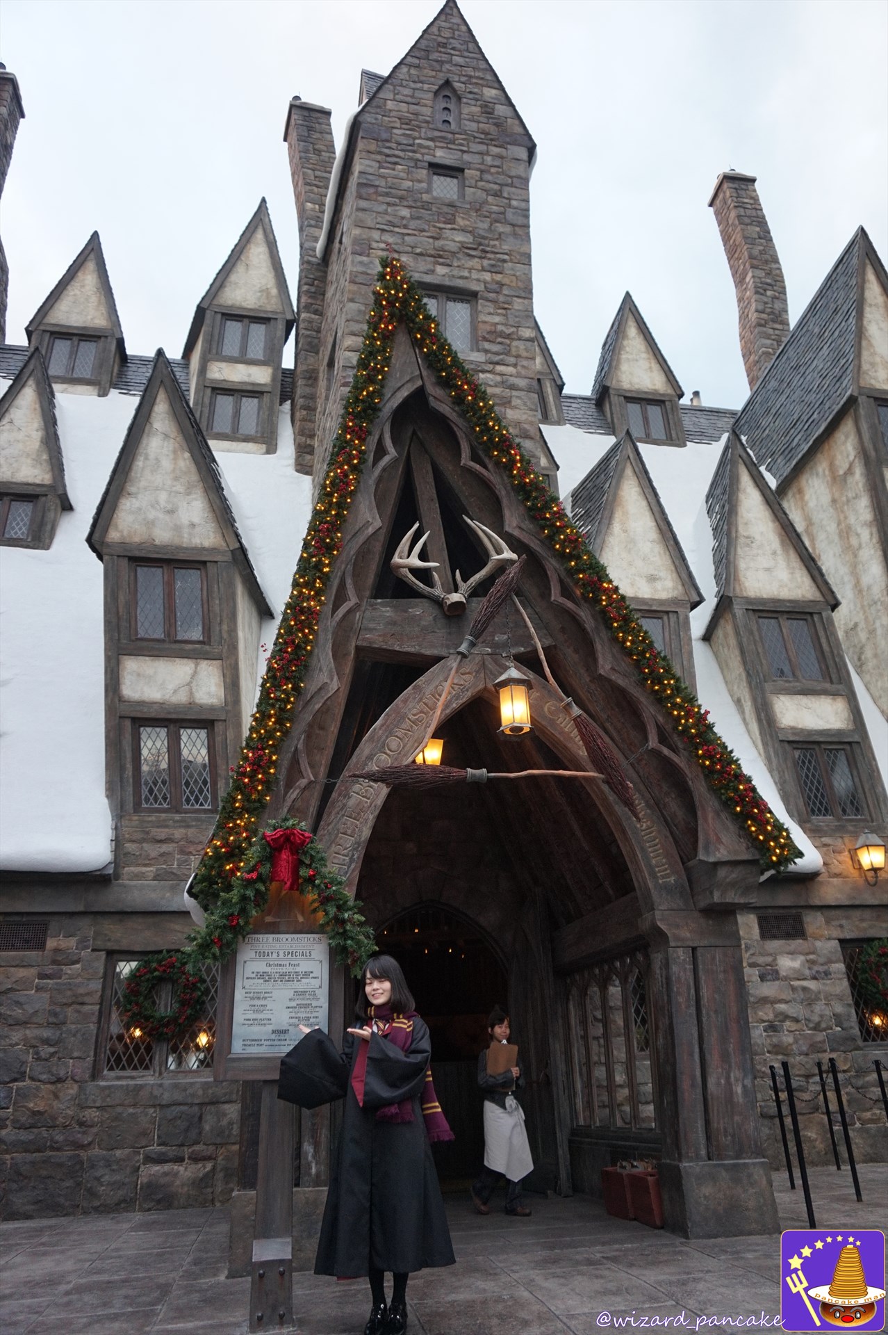 Picture of the entrance to the Three Broomsticks (restaurant) USJ Harry Potter area
