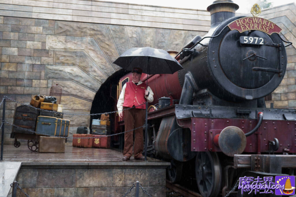 The early bird gets the worm, as the photo opportunity with the conductor of the Hogwarts Express is limited to just a few minutes! USJ Hogsmeade Village "Harry Potter Area".