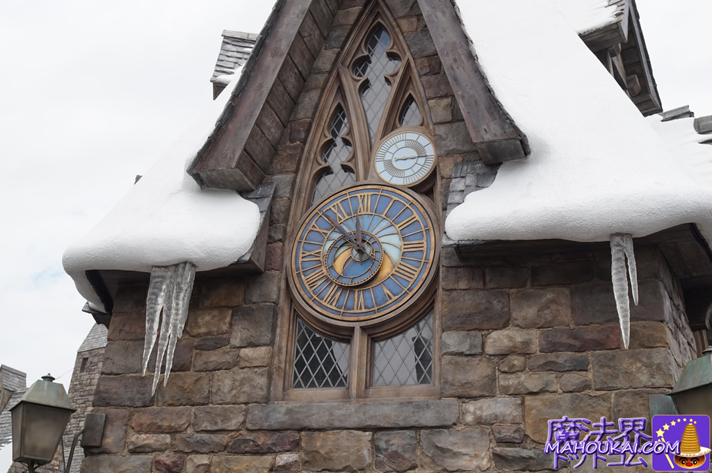ふくろう小屋のホグズミード駅側の外壁にある大きな時計 USJ 「ハリー・ポッター エリア」