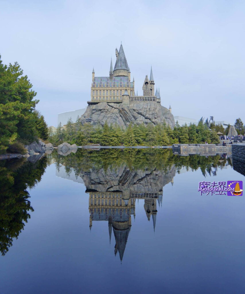 Hogwarts upside down Hogwarts Castle reflected in the Black Lake is a spectacular sight... The Three Broomsticks terrace, USJ, Harry Potter Area.