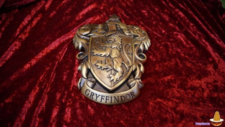 Gryffindor coat of arms wall art (Noble Collection).