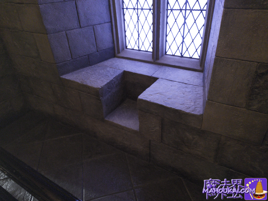 Hogwarts Corridor Benches (USJ Harry Potter Area) Hogwarts Castle Walk