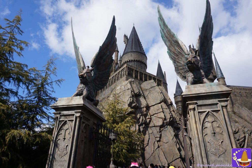 Hogwarts School of Witchcraft and Wizardry (USJ Harry Potter Area) Entrance to Hogwarts Castle Walk and Harriotta Journey