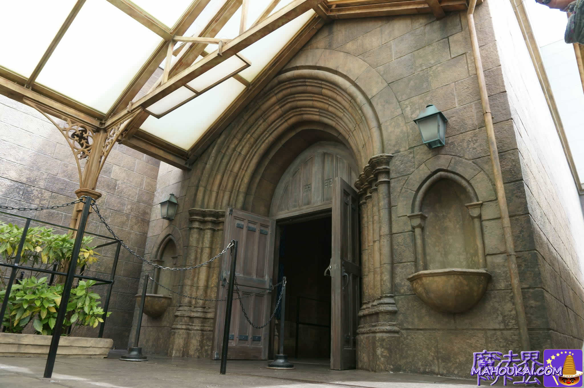 Hogwarts Castle Entrance Door (Start of Hogwarts visit) USJ Harry Potter Area Hogwarts Castle Walk
