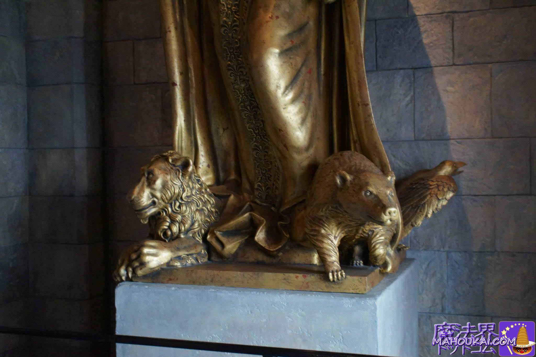 At the foot of the statue of the Hogwarts architect is the symbolic animal of the four dormitories USJ 'Harry Potter Area' Hogwarts Castle Walk