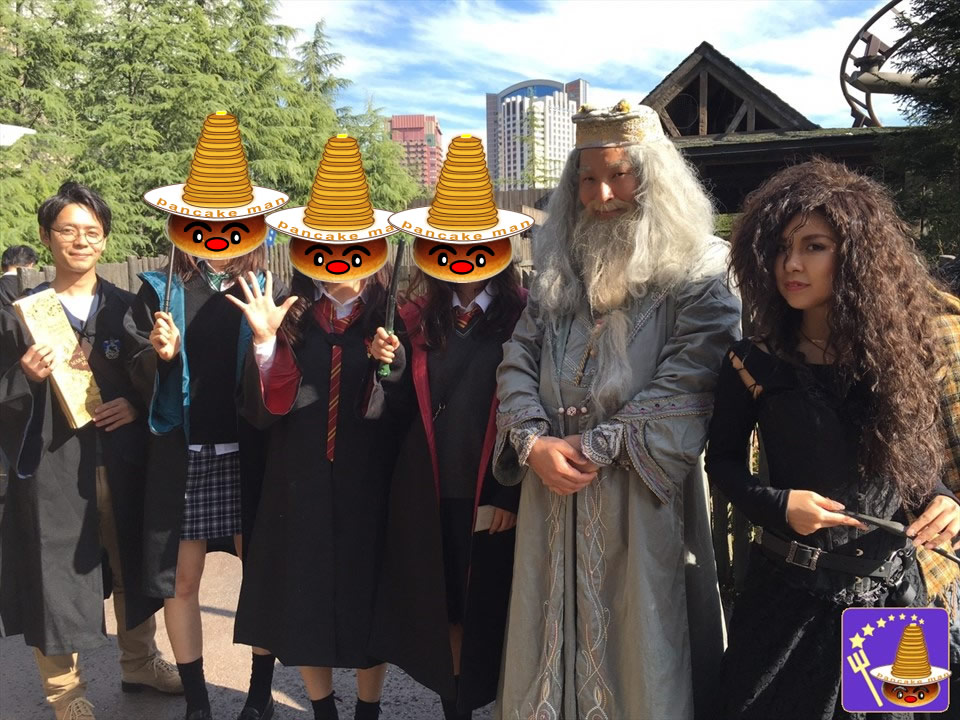 Bellatrix, Dumbledore and Harry enjoyed a walk in the wizarding world of Hogsmeade Village... (USJ Harriotta) Wizard Pancake Man.