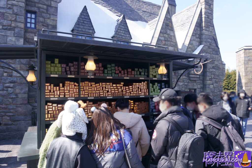 Ollivander's Wand Cart Reopens for Business with New Magical Wands for Sale Late Feb 2023 (in front of Ollivander's Shop) USJ "Harry Potter Area"