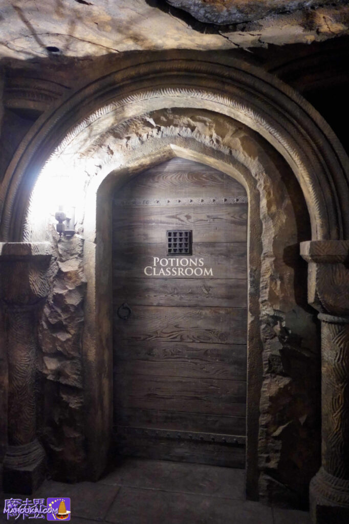 【隠れスポット】セブルス・スネイプ先生の部屋のドア と 魔法薬学の教室 (POTIONS CLASSROOM) のドア（USJ 「ハリー・ポッター エリア」）