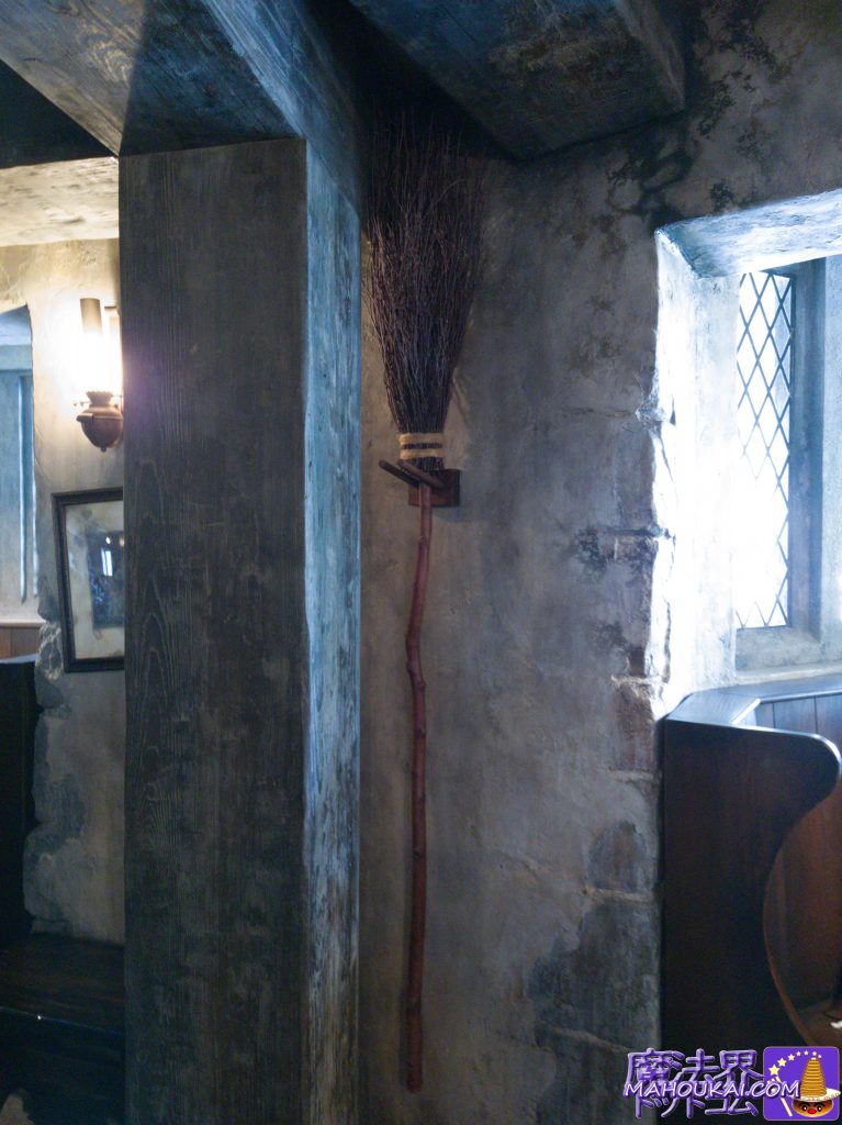 One Broom" in the Three Broomsticks restaurant [Hidden spot] Do you know how many Three Broomsticks there are in the Three Broomsticks? Find the broom hidden in the restaurant in Hogsmeade Village! USJ Harry Potter Area