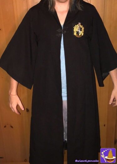Don't miss out if you want a real Hufflepuff student robe... ♪ It's for sale. Film costumes (prop).