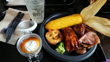 New for Halloween 2017! Dine on the Three Broomsticks "Halloween Plate" and "Butterbeer Pudding" at the Three Broomsticks USJ Hallipota Area.