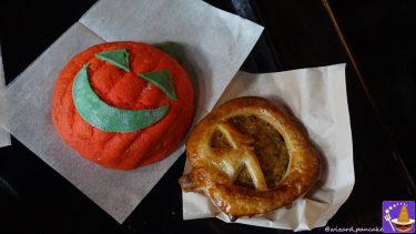 Eat the limited edition Halloween pumpkin pasties (PUMPKIN PASTIES)! In the original story, they were sold on the Hogwarts Express wagon.Â (USJ Harriotta)