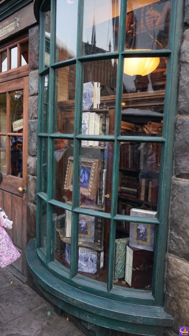 Hidden Spot] Professor Gilderoy Lockhart's autobiography was self-published! Tom's & Scrolls Bookshop, Hogsmeade Village (USJ "Harry Potter Area")