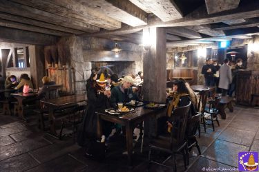 Hidden Spots] 1. look for graffiti carvings in the fireplace of the cauldron! 2. listen for the sound of the house servant fairies in action (Three Broomsticks & Hog's Head pub) USJ Harry Potter area