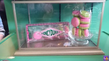 New Honeydukes sweets macarons are now available... and we had some of Professor Lupin's chocolate boards (USJ "Harry Potter Area").