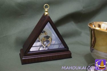 Deathly Hallows 'Stone of Resurrection' and Horcruxes 'Ring of Marvolo Gont', Noble Collection (Harriotta replica collectibles).