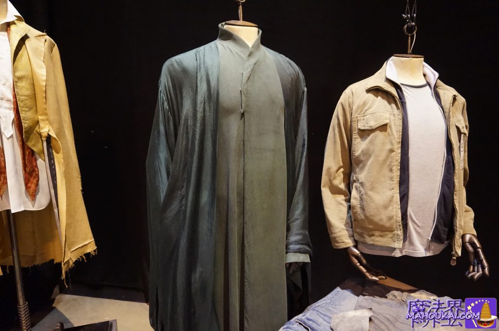 闇の帝王ヴォルデモート卿の衣装と、ハリーの私服の衣装　ワーナー・ブラザース 「ハリー・ポッター スタジオツアー ロンドン」イギリス