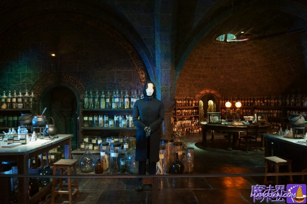 ホグワーツ地下にある魔法薬学の教室セットにはセブルス・スネイプ教授 「ハリー・ポッター スタジオツアー ロンドン」イギリス