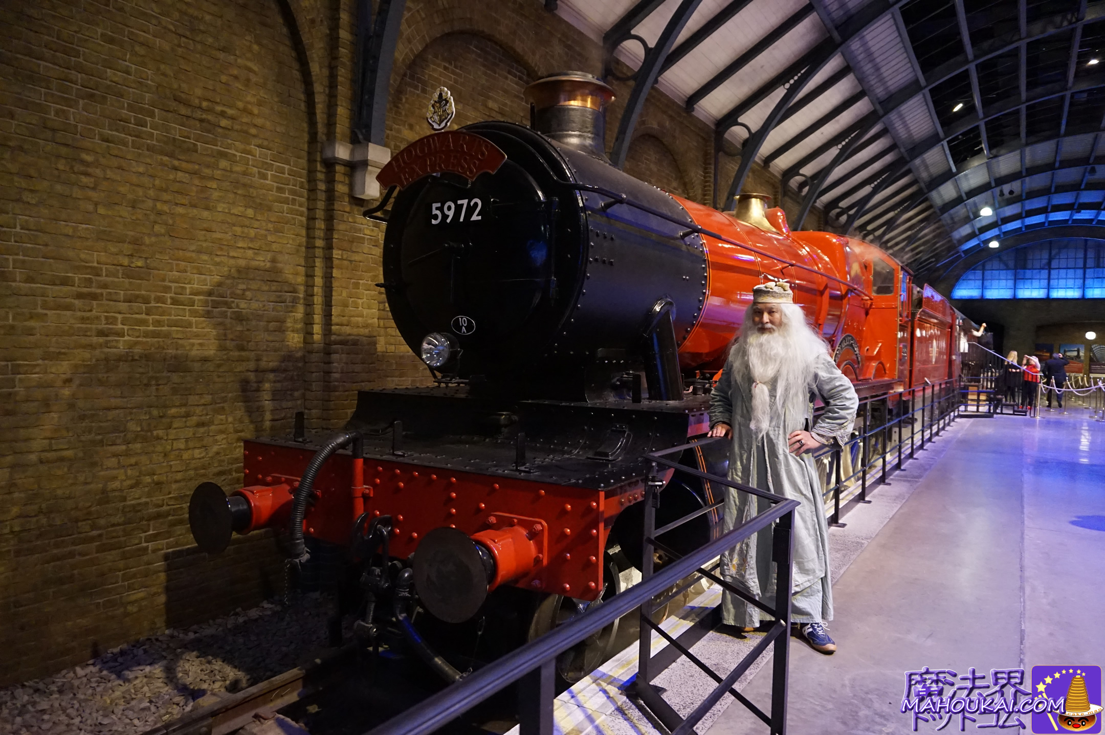 ホグワーツ特急の紅の蒸気機関車と記念撮影 ハリー・ポッター スタジオ ツアー ロンドン （イギリス）