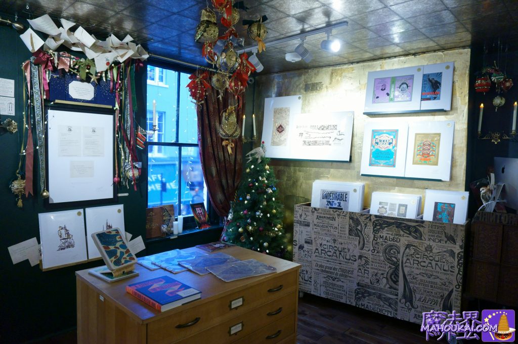 ミナリマ店内に装飾アートプリント、ハリー・ポッタークリスマスツリー HOUSE OF MINALIMA at London（ハウス・オブ・ミナリマ ロンドン本店）ハリー・ポッターのデザイナーズショップ（イギリス／レスタースクエア）