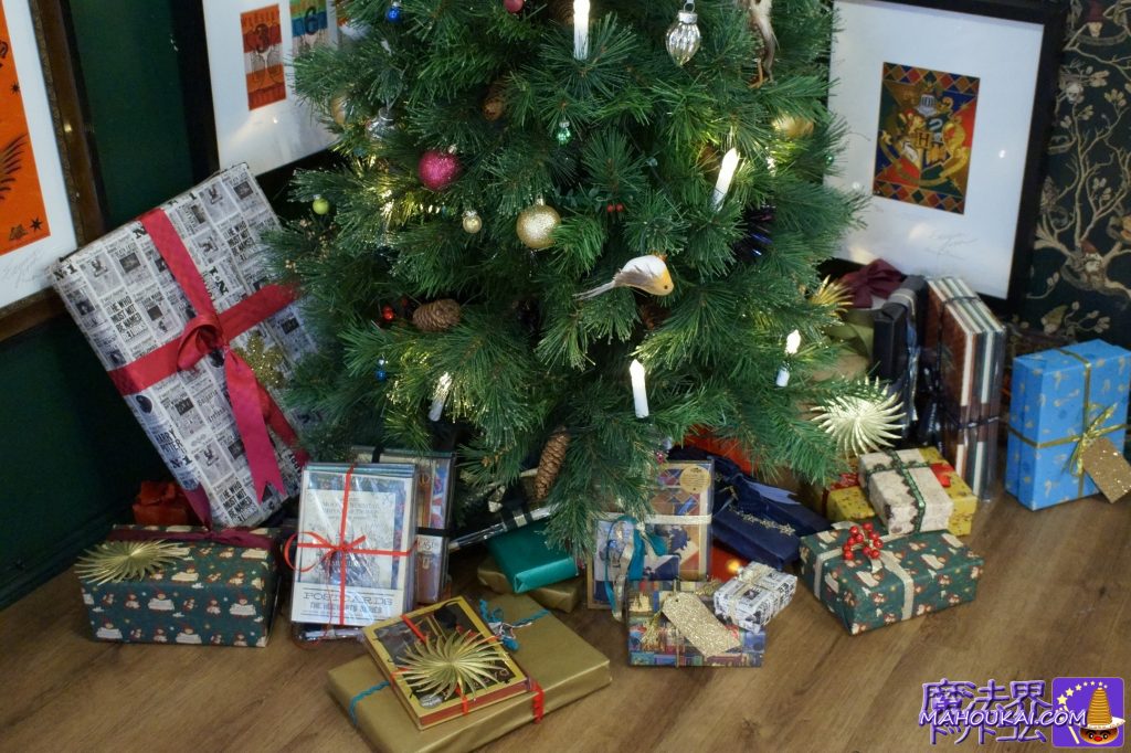 クリスマス ツリーの根元のプレゼント包装紙もハリー・ポッター HOUSE OF MINALIMA at London（ハウス・オブ・ミナリマ ロンドン本店）ハリー・ポッターのデザイナーズショップ（イギリス／レスタースクエア）
