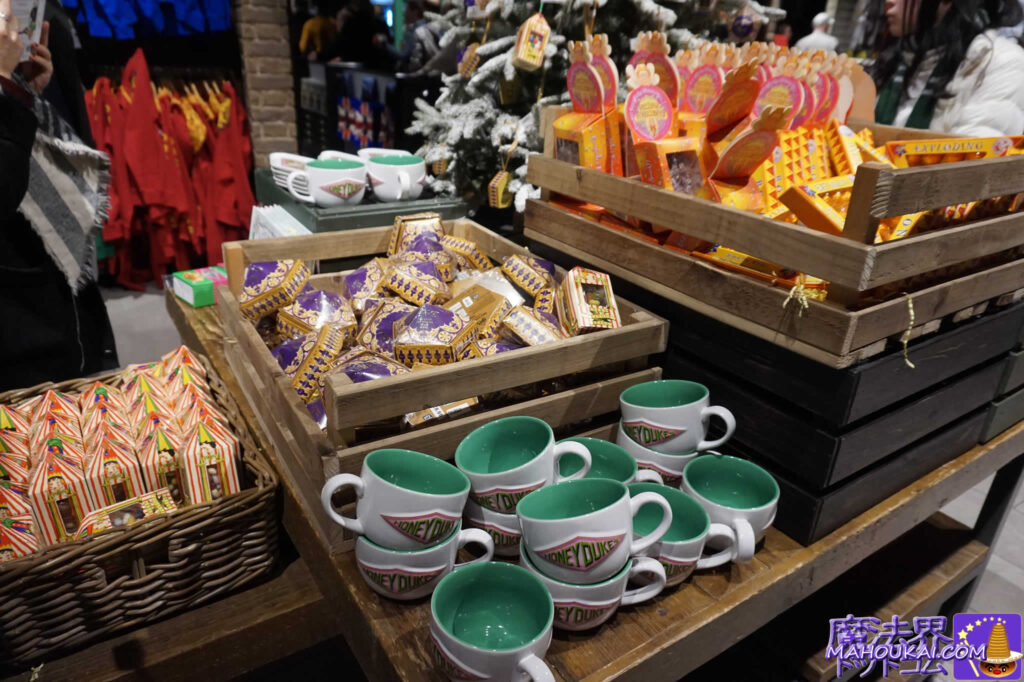 The entrance to the Hub area (Hub) also has some great merchandise - in December 2019 there were piles of large Honeydukes mugs, frog chocolates and more. Studio Shop Merchandise Shop Harry Potter Studio Tour London (in the Studios)