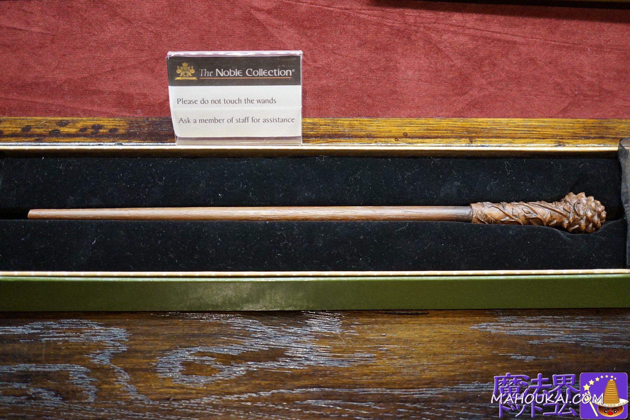 Banty wand (new in 2019) The Noble Collection Covent Garden Shop, Harry Potter replica merchandise, London.