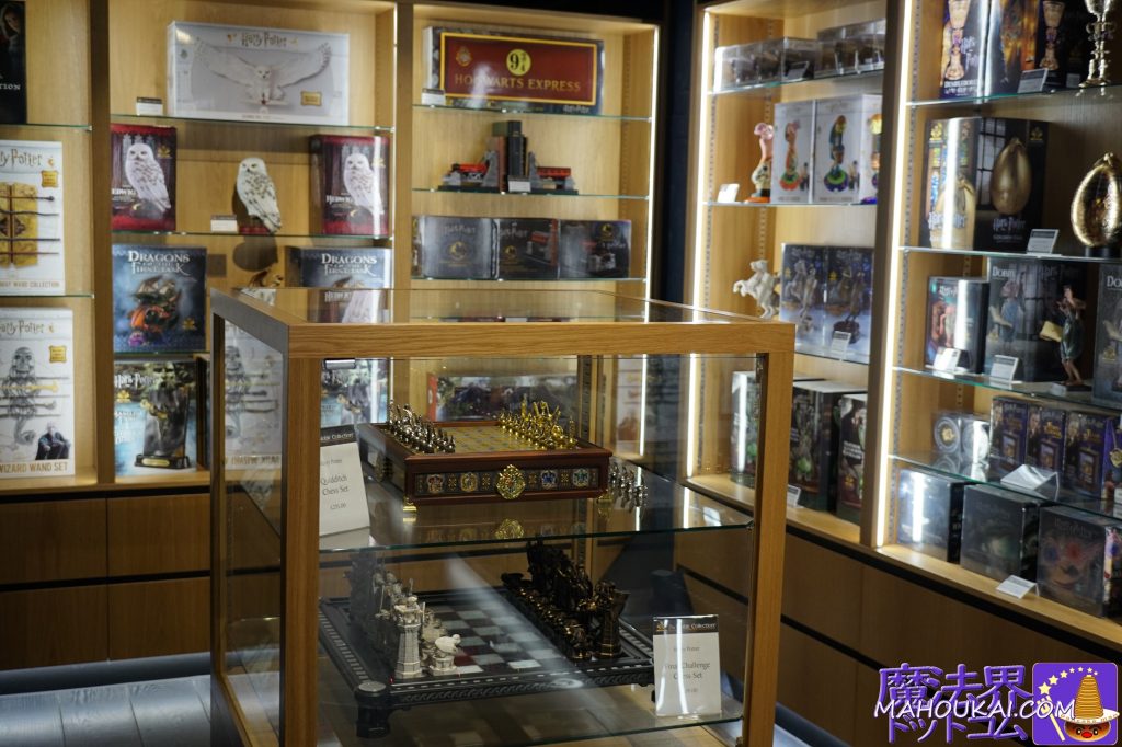 Wizard chess set and Final Challenge chess set, Hedwig statue, Hogwarts Express sign (sign), etc. The noblecollection Covent Garden Shop, Harry Potter replica merchandise. (London)