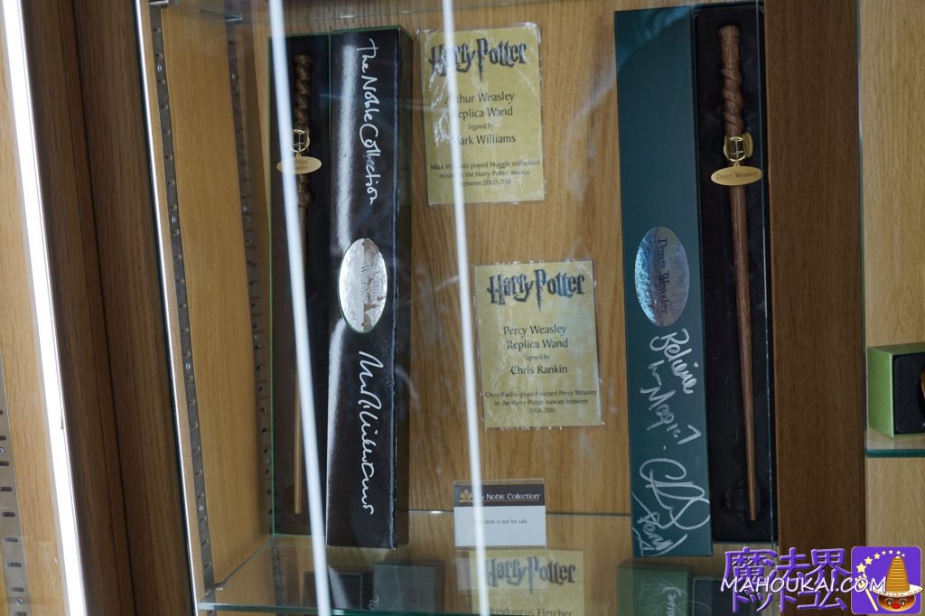 アーサー・ウィーズリーの杖： マーク・ウィリアムズのサイン、パーシー・ウィーズリーの杖：クリス・ランキンのサイン ノーブル コレクション コヴェント・ガーデン店（The Noble Collection Covent Garden Shop）ハリー・ポッター レプリカ グッズ（ロンドン）