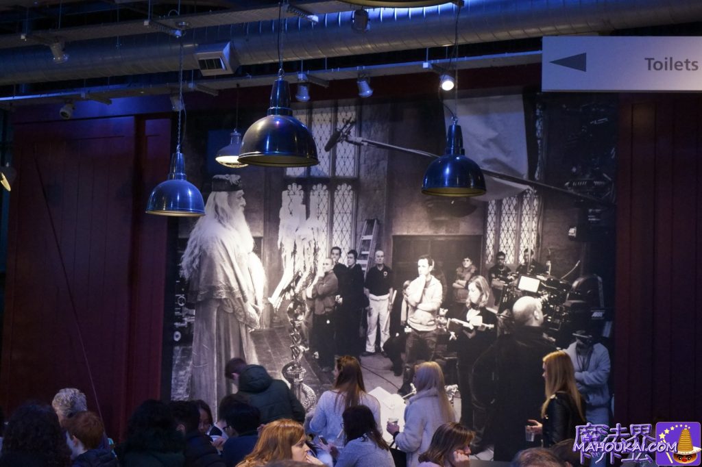 マイケル・ガンボン殿のダンブルドア校長の撮影シーンの特大写真も♪カフェ＆レストラン THE BACKLOT CAFE（バックロット・カフェ） ハリー・ポッター スタジオツアー内 唯一レストラン ＆ カフェ（イギリス、ロンドン）