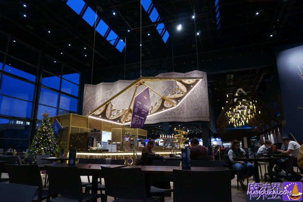 カエル チョコレートカフェの夜は違う雰囲気で美しいです。THE CHOCOLATE FROG CAFE<チョコレート カエル カフェ> 蛙チョコ カフェ ハリー・ポッター スタジオ ツアー ロンドン