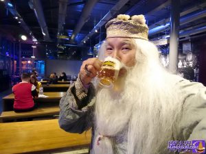 バタービールを飲むダンブルドア仮装(コスプレ)のパンケーキマン