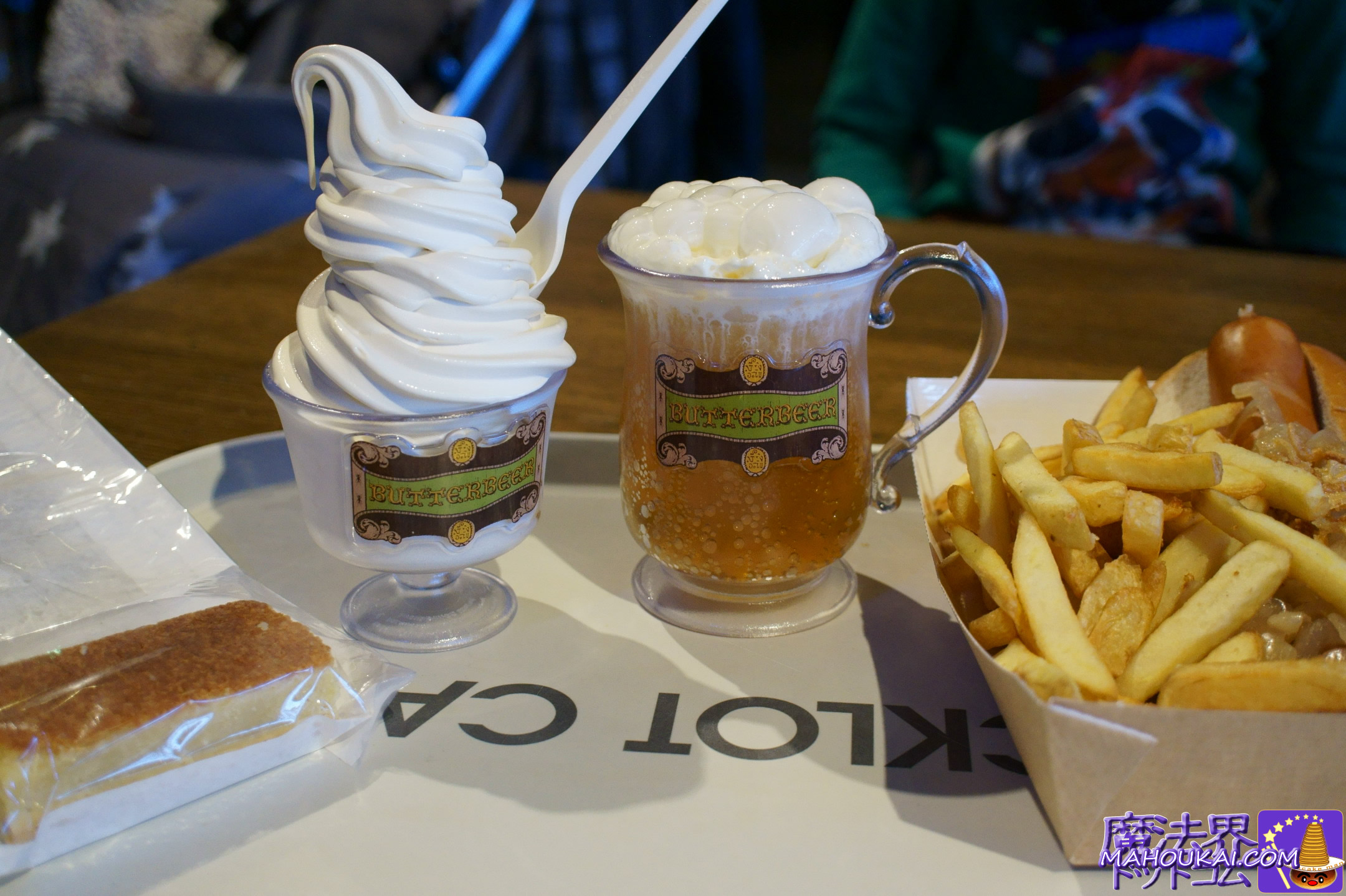 ホットドッグ、バタービールとバタービールアイスクリーム（バックロットカフェ）でランチの写真