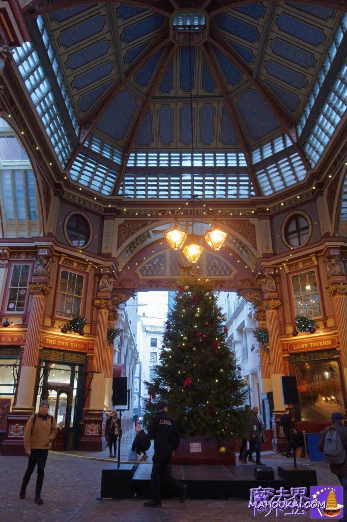 レドンホールマーケットの交差点には大きなクリスマスツリー　　ロンドン 映画ハリー・ポッター 撮影ロケ地巡り