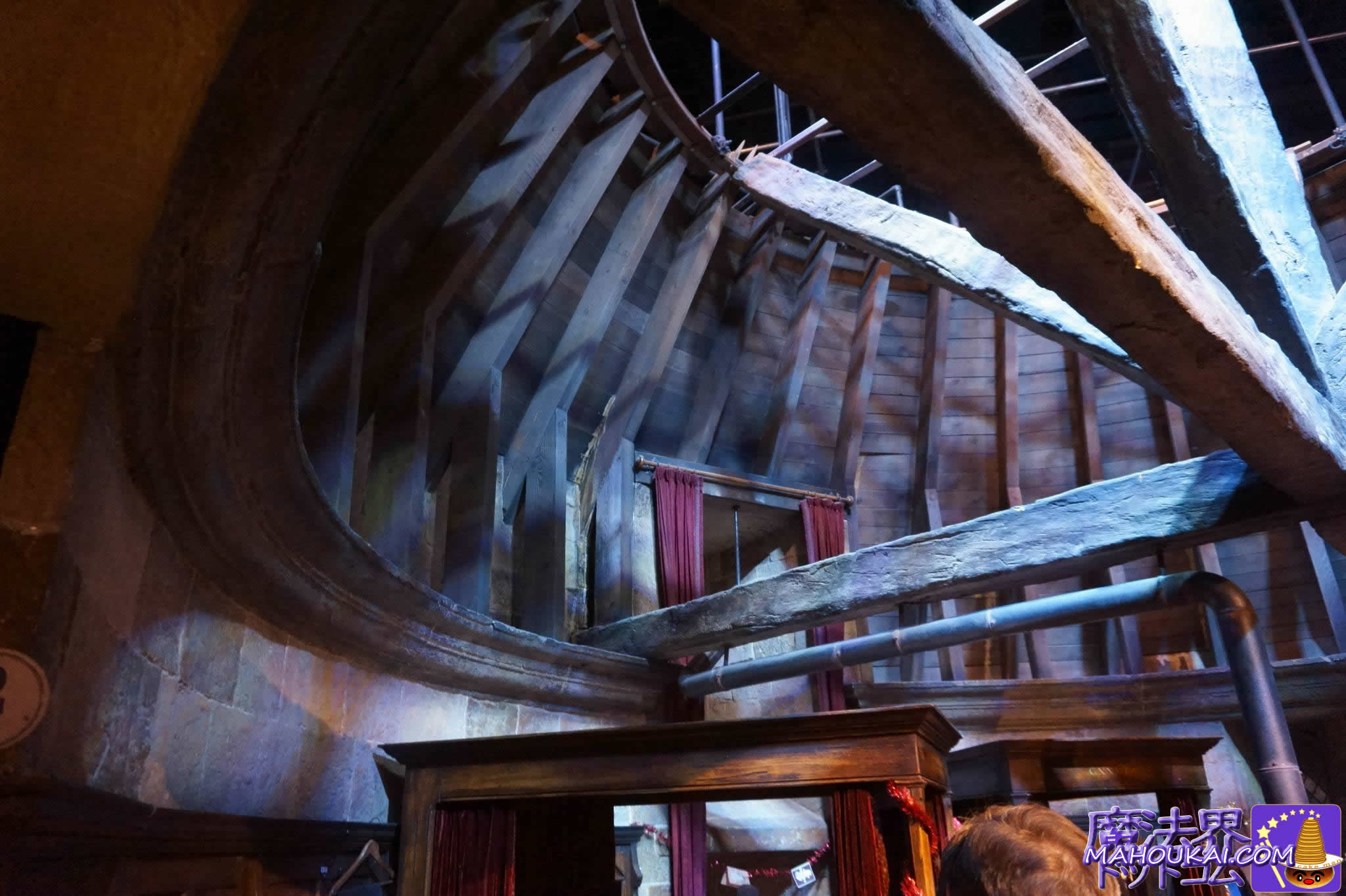 『グリフィンドール寮の内部の天井を見ても同様に塔の先端の形状 ハリー・ポッター スタジオ ツアー ロンドン イギリス