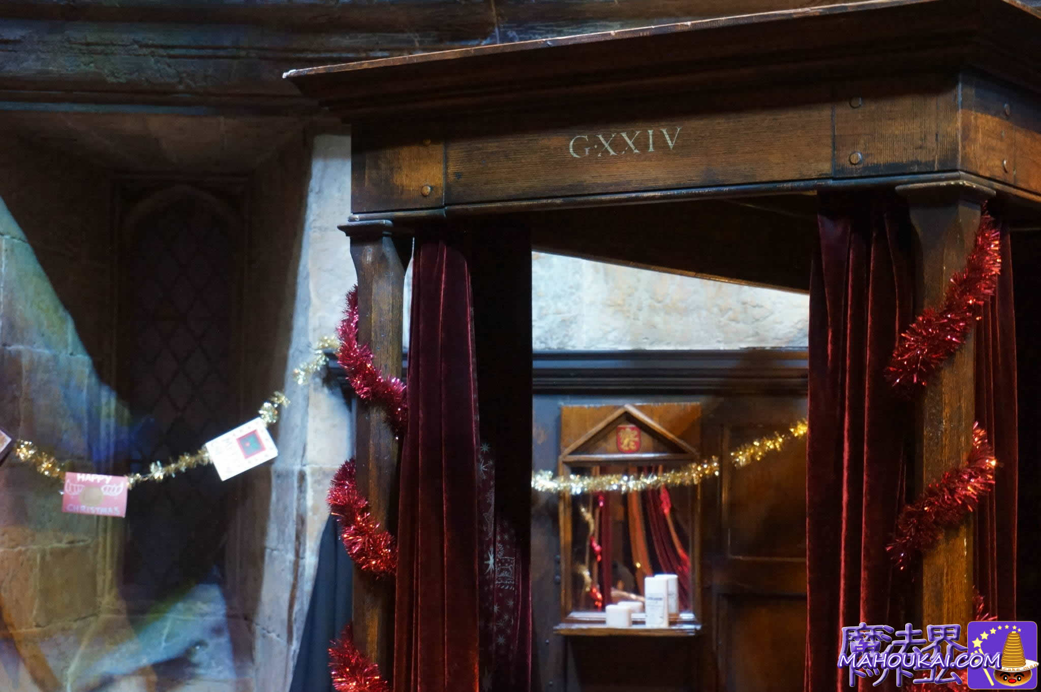 ベッドの脇のハリーの机　鏡の上部にはライオンのグリフィンドール紋章　 ハリー・ポッター スタジオ ツアー ロンドン イギリス