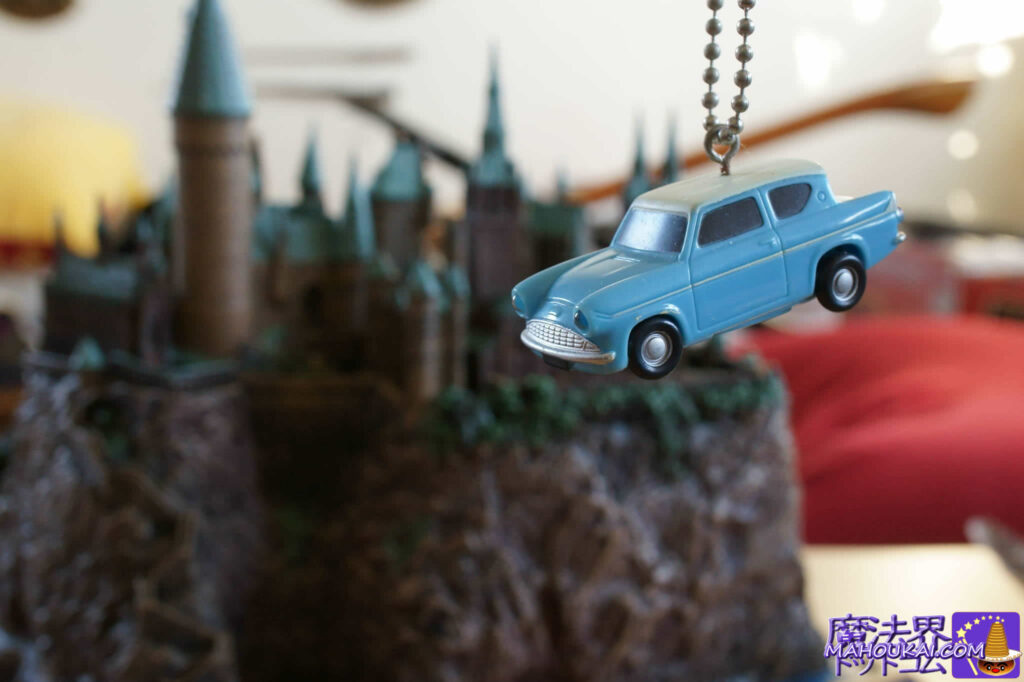 Ron's dad's car (miniature car) and a model of Hogwarts Castle Â Noble Collection.