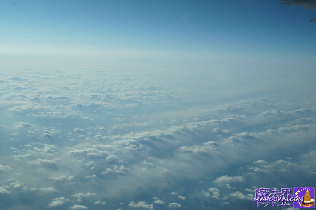 明るい空の上を見ながらランチ ブリティッシュ エアウェイズ 関西空港 イギリス ハリー・ポッター旅行
