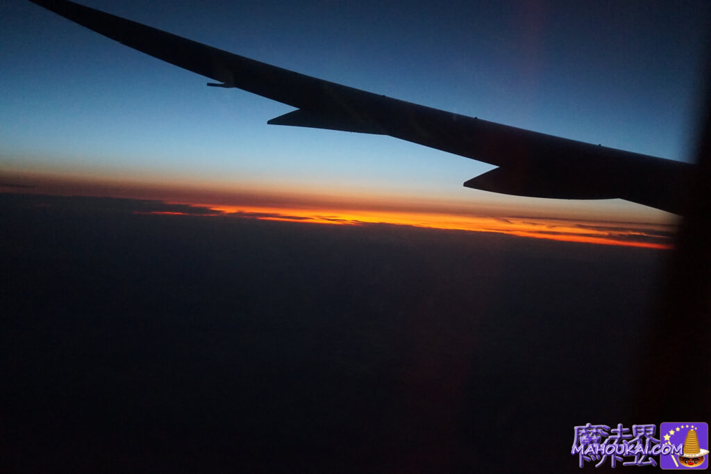 日本時間16:40　地面は真っ暗、地平線は夕焼け、空は昼と夜の境目という光景が続きます。 ブリティッシュ エアウェイズ 関西空港 イギリス ハリー・ポッター旅行