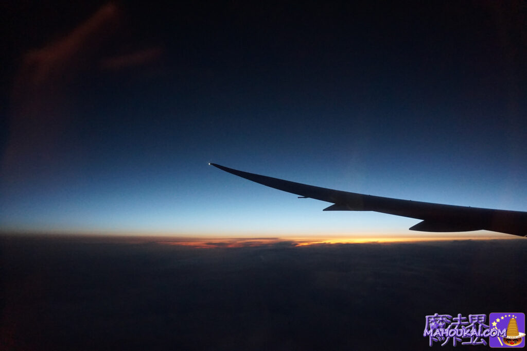 ロシア上空の美しい宇宙と地平線と漆黒の闇の地上 ブリティッシュ エアウェイズ 関西空港 イギリス ハリー・ポッター旅行