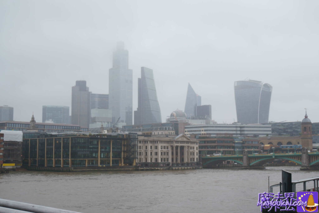 ミレニアムブリッジから右前方（北東）を眺めるとロンドンの金融街の中心地シティのビル群 　ロンドン 映画ハリー・ポッター 撮影ロケ地巡り
