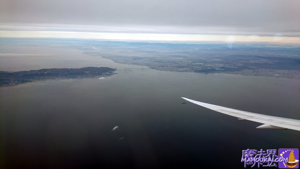 窓の外は淡路島と明石海峡大橋を眺める 関西空港 　イギリス ハリー・ポッター旅行