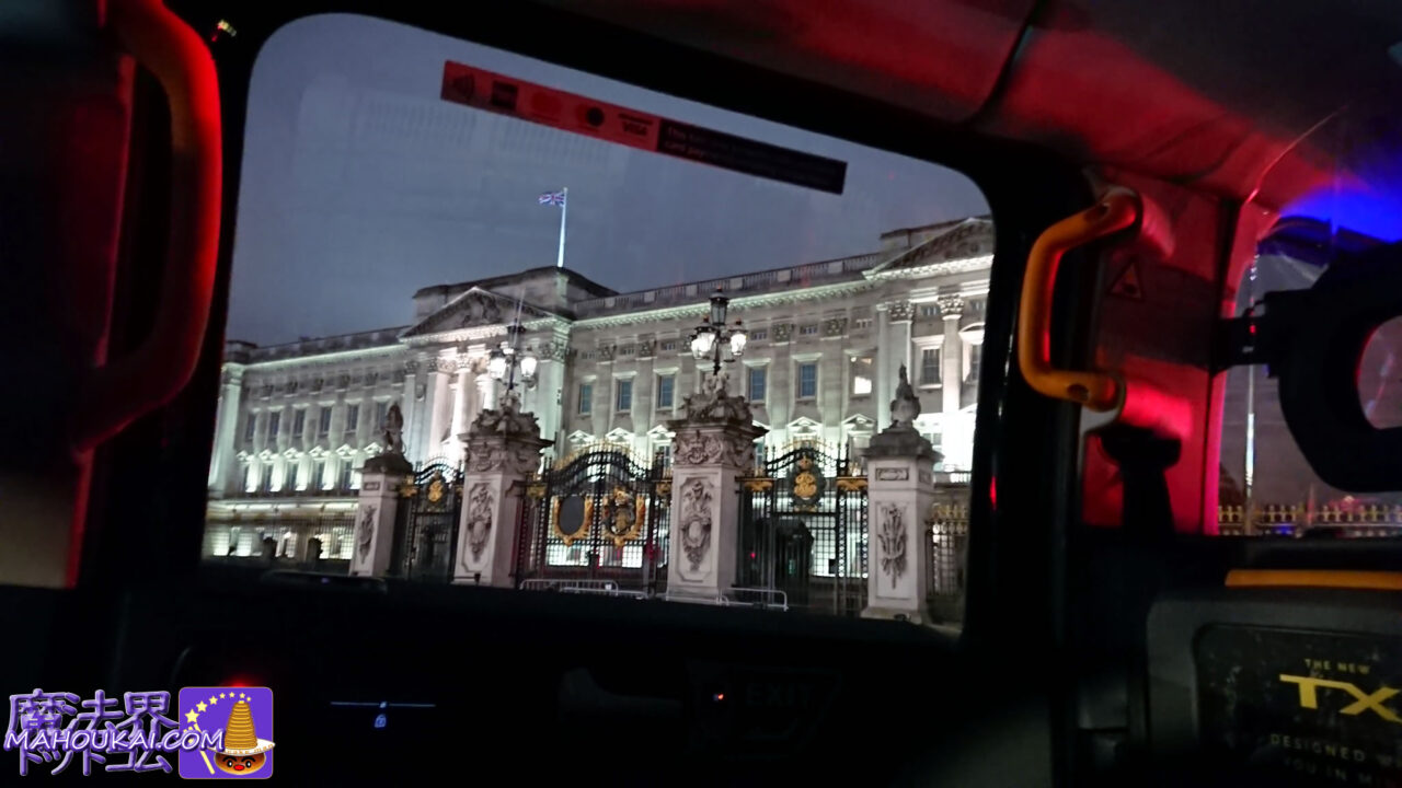 'Buckingham Palace' could be seen from the taxi.