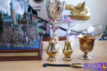 [PROP] Hogwarts Great Hall 'salt and pepper shakers' and 'spoons' from the Harry Potter films, authentic props â