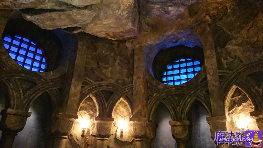 【隠れスポット】USJ 「ハリー・ポッター エリア」のホグワーツ城にスリザリン談話室と同じ水中の円形窓があります♪
